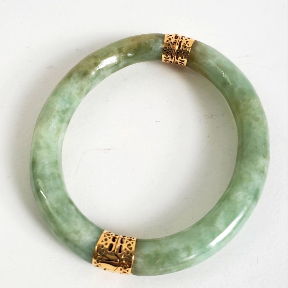 Watch Video / 14k Gold Jade - Oval Bangle Bracelet, Heart Necklace & Earring View 3